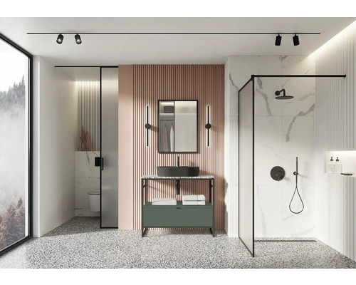 Helles Badezimmer mit Dusche, Waschtisch mit Spiegel, Waschbecken und Handtüchern