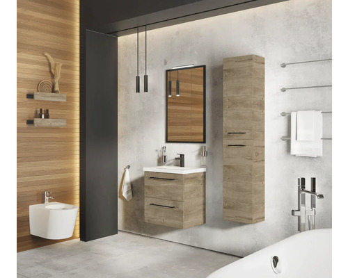 Helles Badezimmer mit Waschtisch, Spiegelschrank und Handtuchwärmer