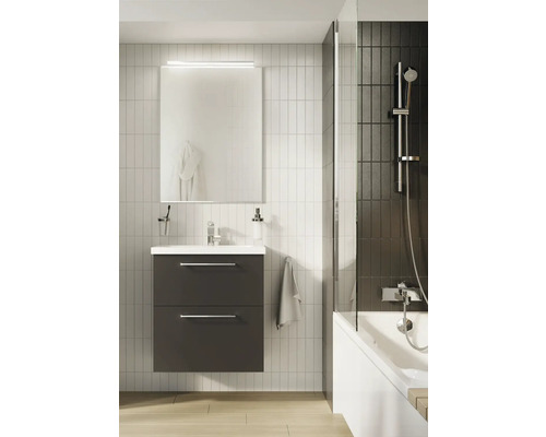 Salle de bain moderne avec meuble sous-vasque, miroir et douche