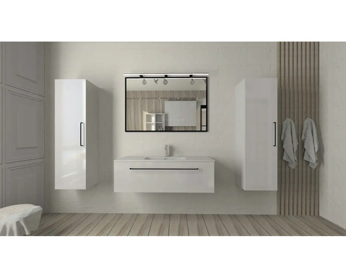 Helles Badezimmer mit Waschbeckenunterschrank, Spiegelschrank und Hochschränken