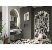 Salle de bains moderne avec lavabo, miroir, porte-serviettes, toilettes et carrelage