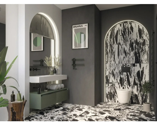 Modernes Badezimmer mit Waschbecken, Spiegel, Handtuchhalter, Toilette und Fliesenboden