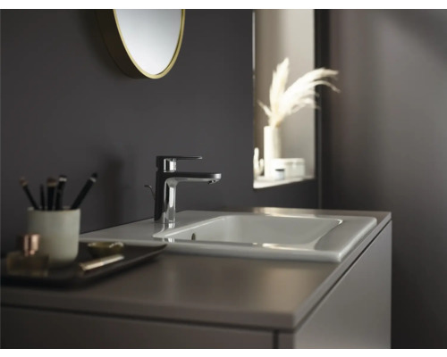 Meuble-lavabo de salle de bain avec robinet et miroir