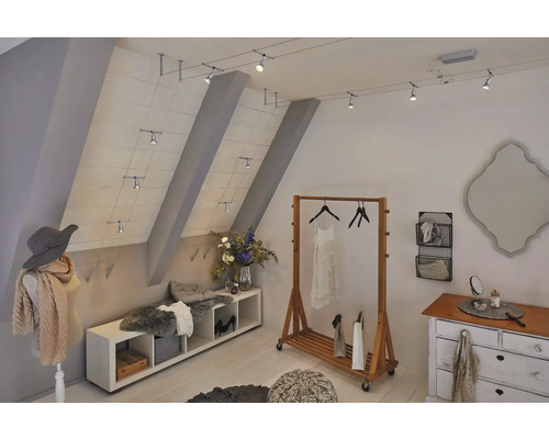 Dachzimmer mit Schienenbeleuchtungssystem, Kleiderständer, Kommode und Schaufensterpuppe