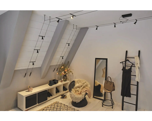 Wohnraum im Dachgeschoss mit flexibler Seilbeleuchtung