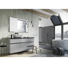Salle de bain avec meuble-lavabo, miroir, baignoire et fenêtre de toit