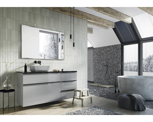 Salle de bain avec meuble-lavabo, miroir, baignoire et fenêtre de toit