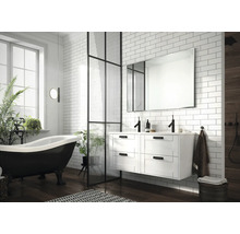 Salle de bains lumineuse avec baignoire îlot, meuble sous-lavabo et paroi de douche