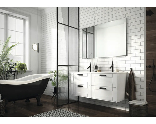 Salle de bains lumineuse avec baignoire îlot, meuble sous-lavabo et paroi de douche