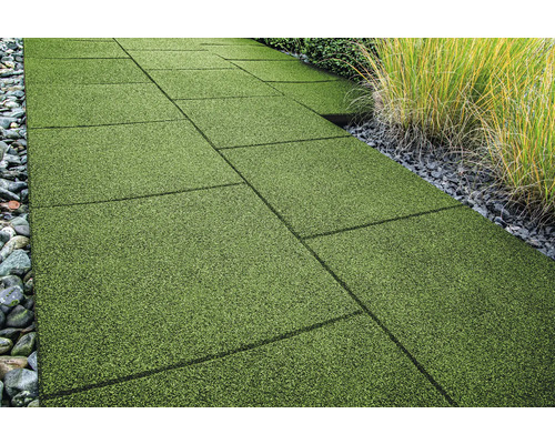 Chemin de jardin en dalles de gazon vertes avec pierres et plantations