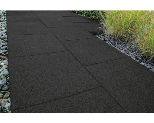 Chemin en dalles de terrasse foncées avec pierres et plantes