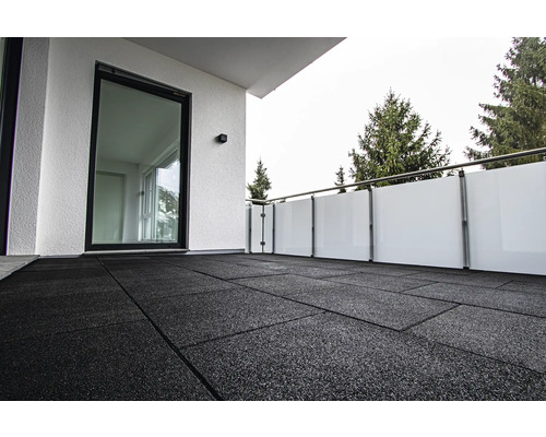 Balcon avec dalles de sol et garde-corps