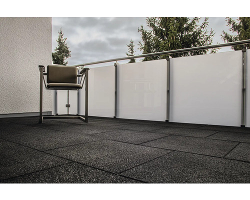 Balcon avec chaise, paroi d''intimité et plaques de sol