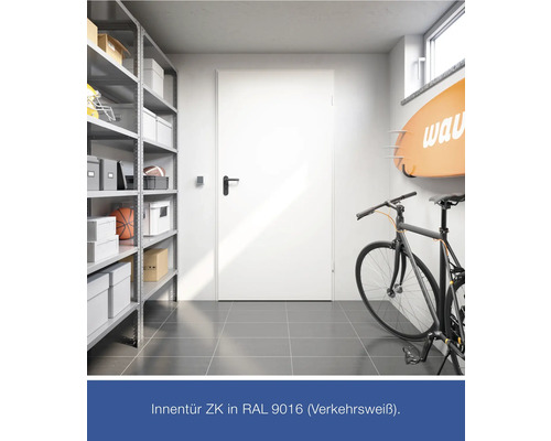 Zimmertür in einer Garage mit Regalen und einem Fahrrad