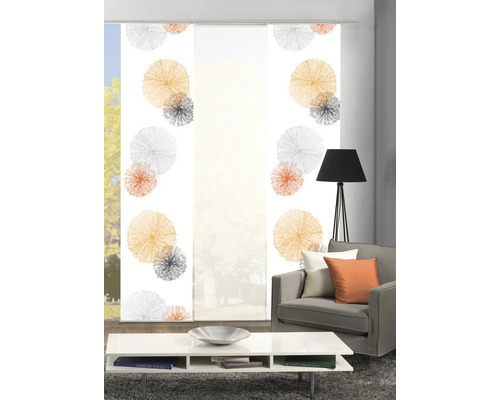 Salon avec rideaux coulissants à motifs circulaires, canapé et table basse