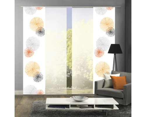 Pièce avec rideaux coulissants à motif floral