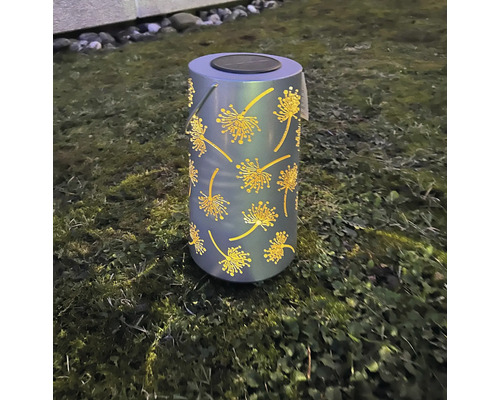 Solarleuchte mit ausgeschnittenem Blumenmuster für den Aussenbereich