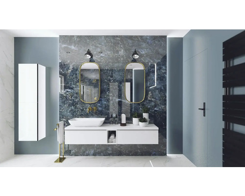 Salle de bain lumineuse avec lavabo, miroirs et sèche-serviettes