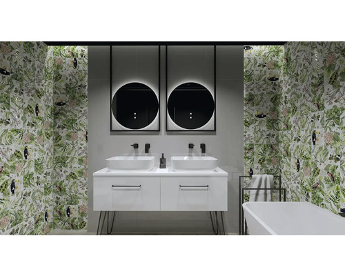 Salle de bains avec meuble-lavabo, miroirs, baignoire et carreaux muraux à motifs végétaux