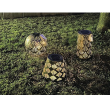 Drei dekorative Solarleuchten mit Muster auf einer Rasenfläche