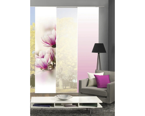 Raumszene mit Schiebegardinen mit floralen Motiven und Wohnzimmermöbeln