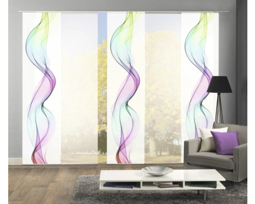 Raum mit Schiebegardinen mit abstraktem Design, Couch und Tisch