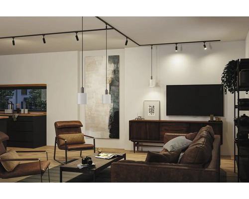 Wohnzimmer mit Schienensystem und Pendelleuchten zur Beleuchtung