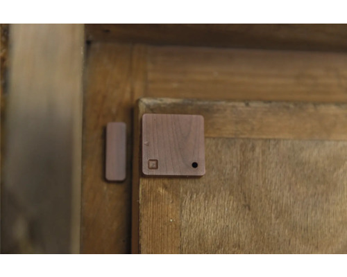 Tür- und Fenstersensor auf Holztür