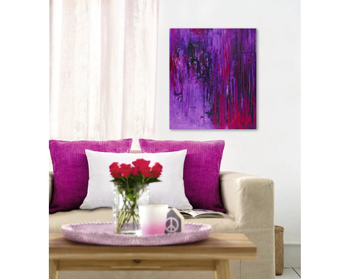 Wohnzimmer mit abstraktem Gemälde, Sofa und Dekoration