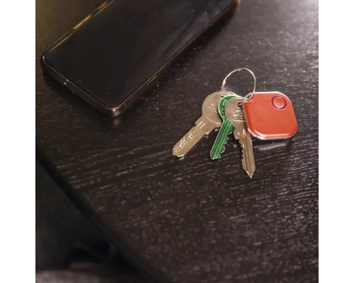 Porte-clés avec localisateur de clés et plusieurs clés sur une surface