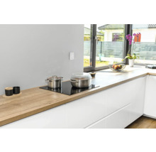 Moderne Küche mit Kochfeld, Arbeitsplatte aus Holz und weißen Schränken
