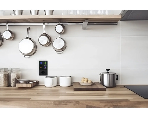 Scène de cuisine avec des ustensiles de cuisine, des casseroles et un panneau de commande au mur