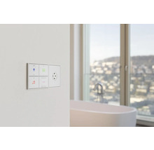 Smart Home Steuerungssystem mit Steckdose an einer Wand in einem modernen Badezimmer