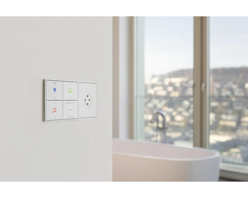 Smart Home Steuerungssystem mit Steckdose an einer Wand in einem modernen Badezimmer
