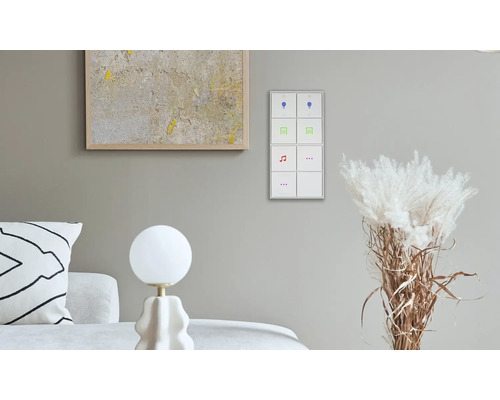 Scène d''un salon avec un interrupteur mural pour le contrôle de la lumière