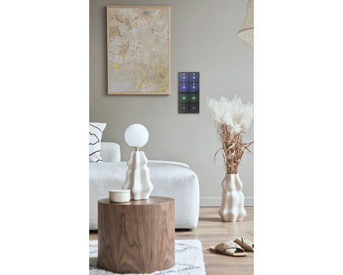 Wohnzimmer mit Sofa, Holztisch, Dekoration und digitalem Schalter