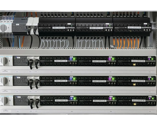 Armoire électrique avec modules de protection contre les surtensions