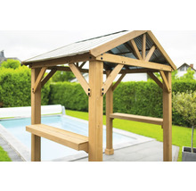 Holzpavillon mit Dach und integrierten Bänken im Garten