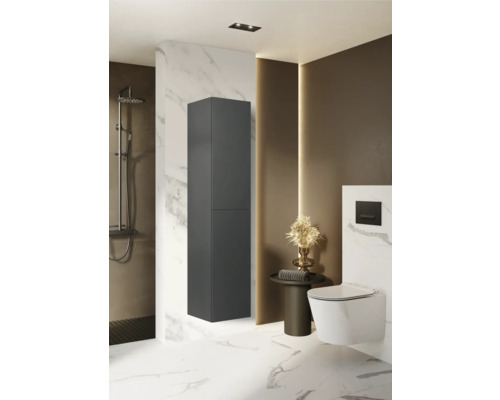 Modernes Badezimmer mit Dusche, Hänge-WC, Waschtisch und Hochschrank für Stauraum