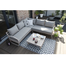 Szene mit einer Eckcouch, einem Tisch und einem Teppich auf einer Terrasse.