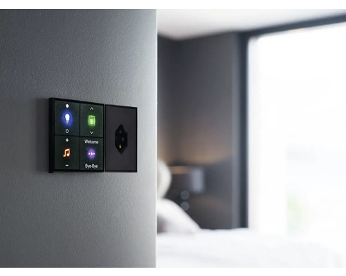 Smart Home Steuerungssystem neben Steckdose an der Wand
