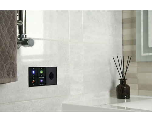 Badezimmer-Szene mit digitalem Schalter zur Steuerung von Licht und Musik