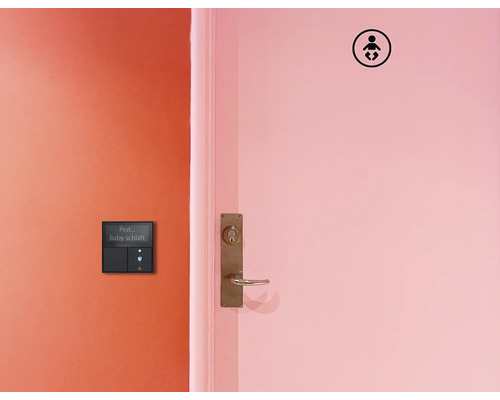 Panneau bébé dort à côté de la porte