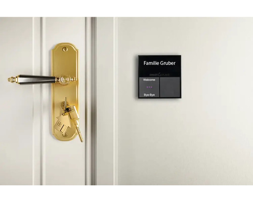 Porte d''entrée avec poignée de porte, clés et plaque de nom numérique