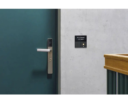 Intérieur avec porte et sonnette