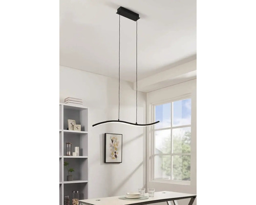 Moderne Pendelleuchte mit geschwungenem Design über einem Tisch