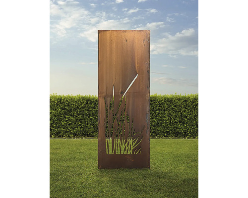 Sculpture de jardin décorative en métal avec motif découpé sur une pelouse