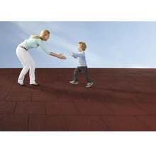 Mutter und Kind auf Terrassenplatten im Garten
