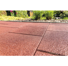 Terrasse mit Gummifliesen im Gartenbereich