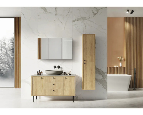 Salle de bains moderne avec meuble sous-lavabo, miroir, armoire haute et baignoire devant un mur en marbre.